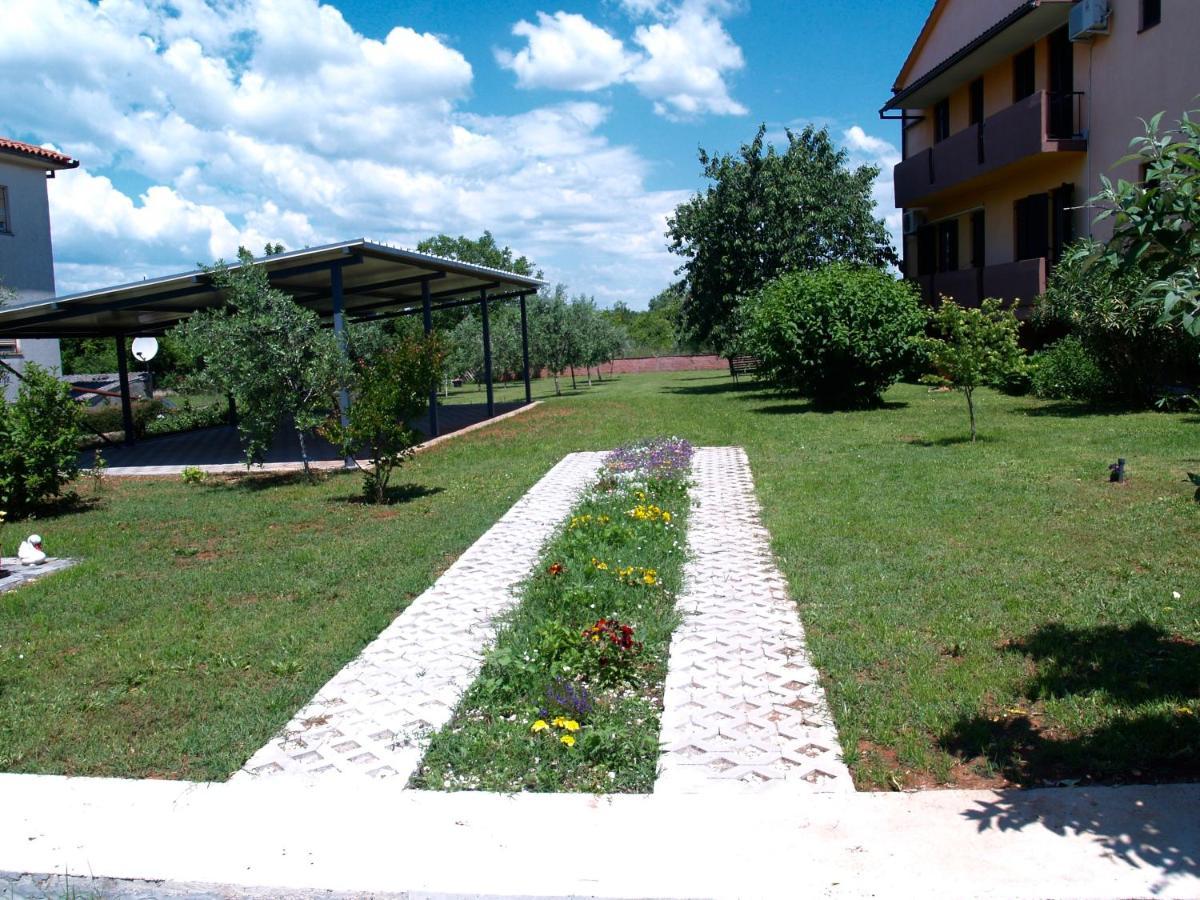 Apartment Karolina - Green Oasis Pula Exterior photo